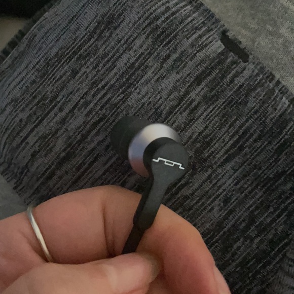 Sol republic shadow wireless Bluetooth headphones - Picture 2 of 2